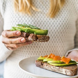 Donna con 2 panini integrali segue la dieta dei carboidrati 